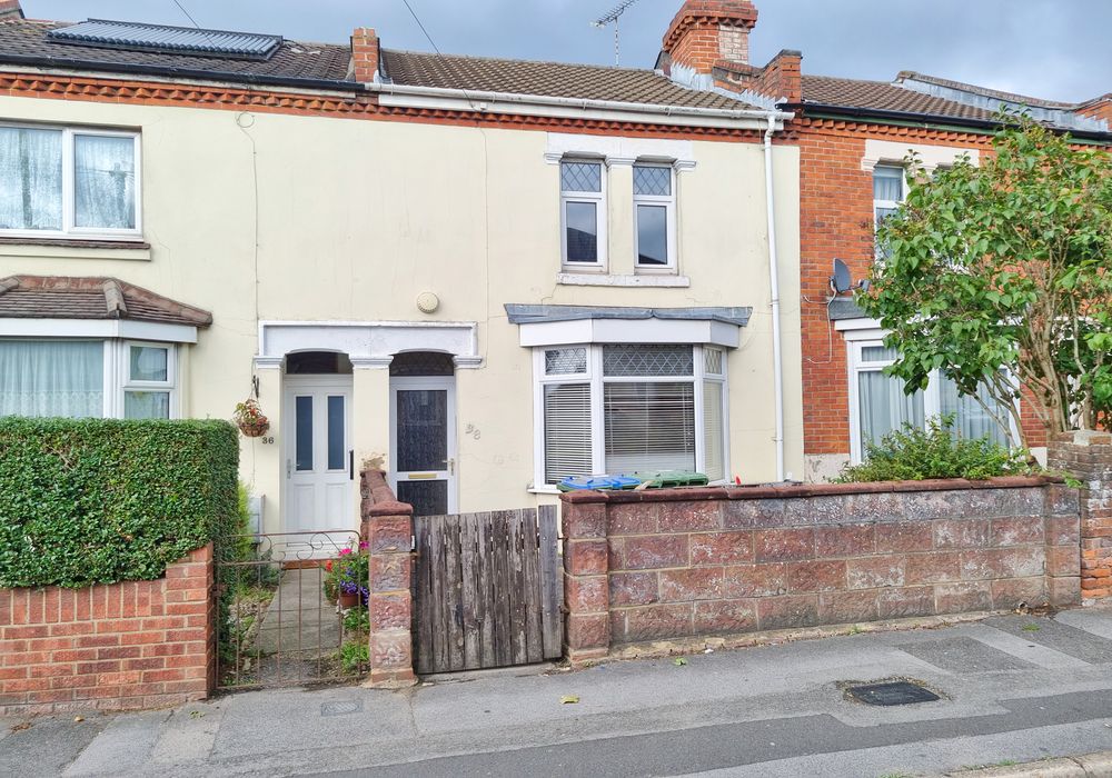 3 bed terraced house for sale in Winchester Road, Southampton SO16, £250,000