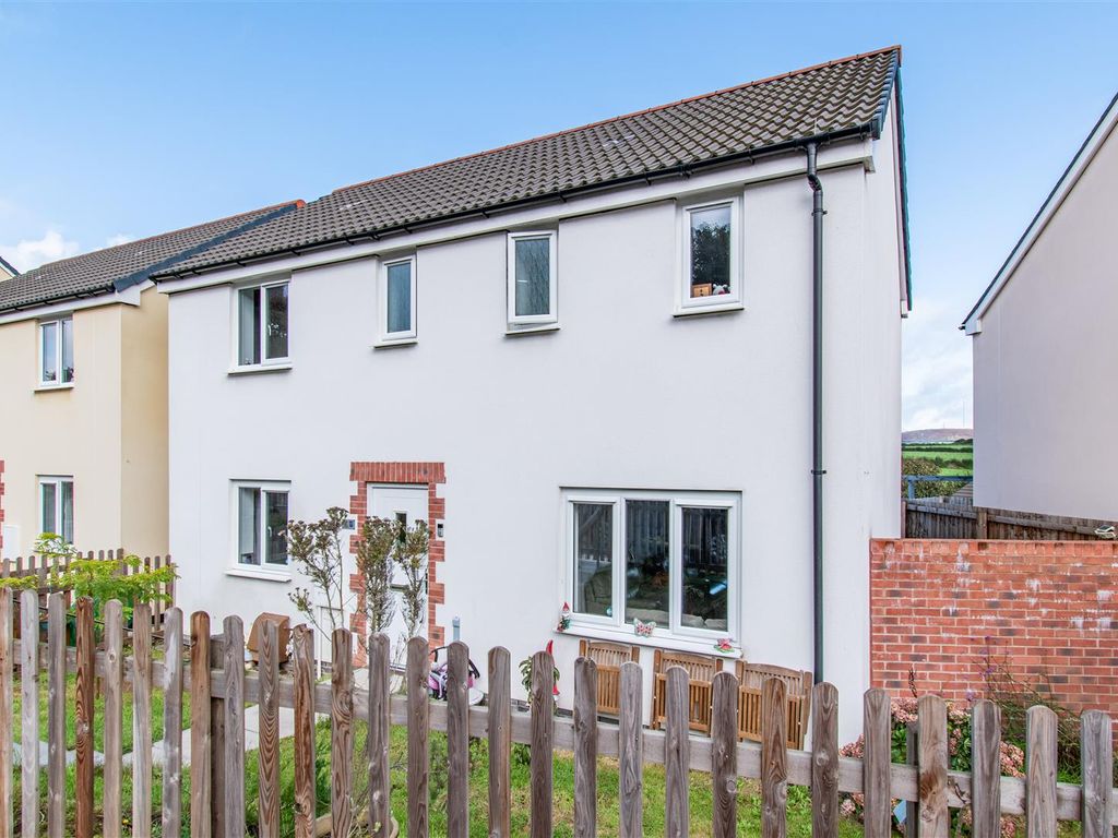 3 bed property for sale in Granite Way, Liskeard PL14, £260,000