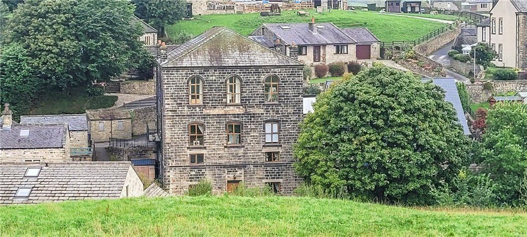 2 bed flat for sale in Ickornshaw, Cowling, Keighley, North Yorkshire BD22, £225,000