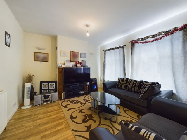 2 bed flat for sale in Birchfield Road East, Abington, Northampton NN3, £150,000