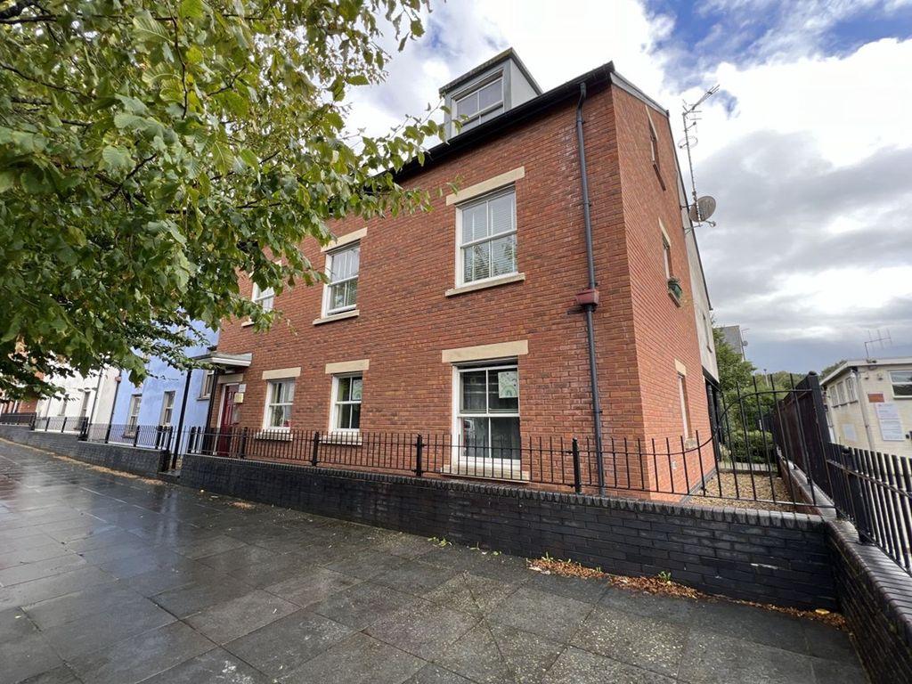 2 bed flat for sale in Lion Street, Abergavenny NP7, £175,000