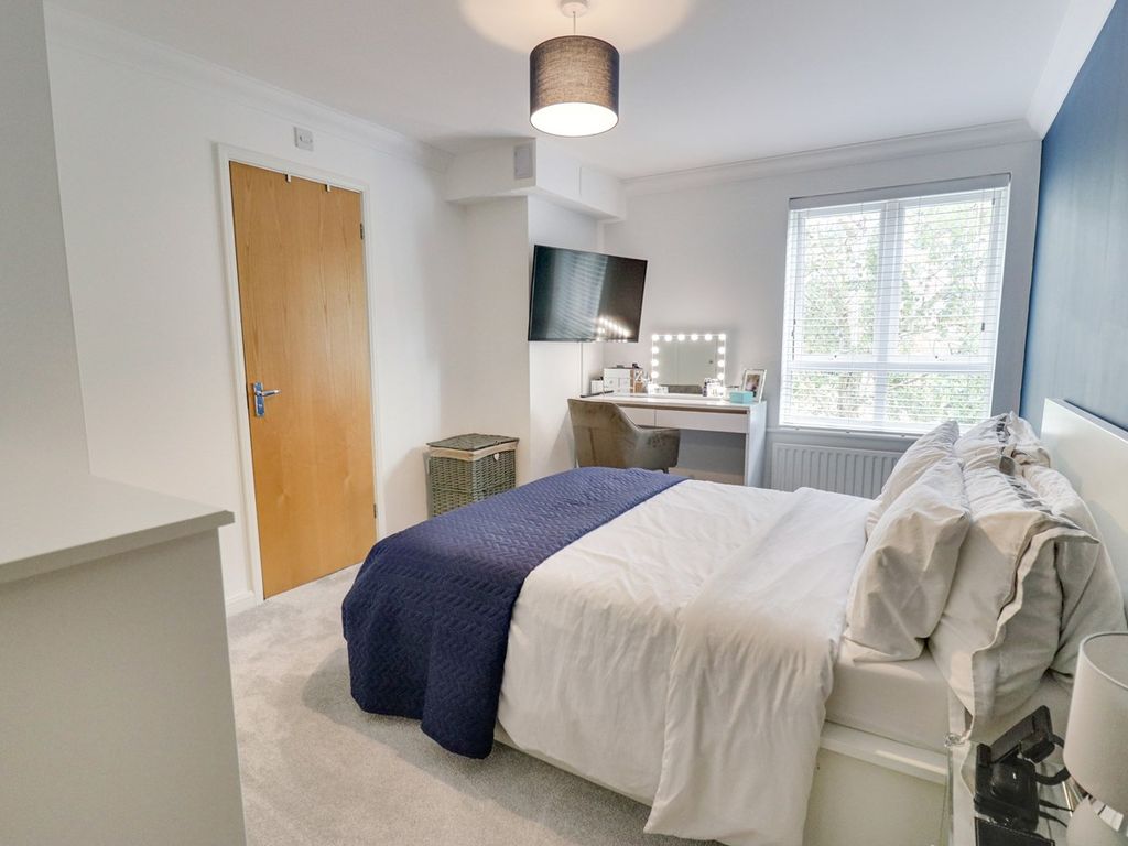 2 bed flat for sale in London Road, Bishop's Stortford CM23, £315,000