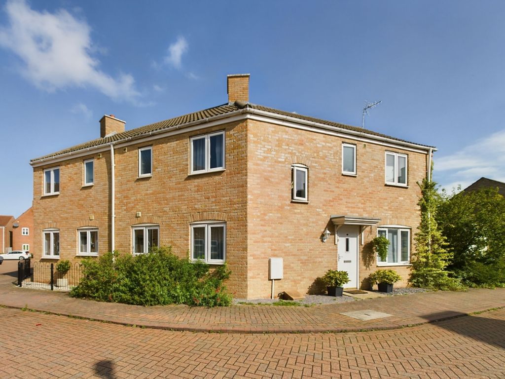 4 bed semi-detached house for sale in Robertson Way, Huntingdon, Cambridgeshire. PE28, £319,995