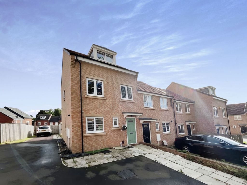 3 bed town house for sale in Curlew Drive, Stockton-On-Tees TS20, £140,000