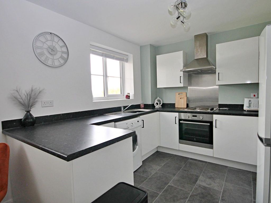 2 bed flat for sale in The Laurels, Fazeley, Tamworth B78, £165,000