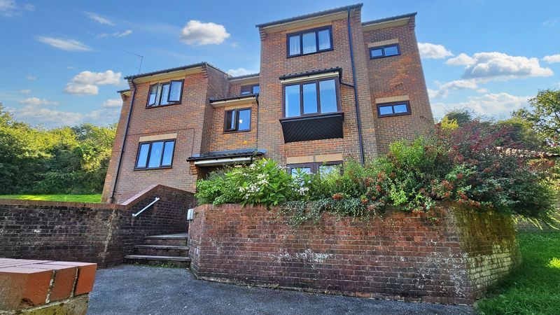 1 bed flat for sale in Chairborough Road, Cressex Business Park, High Wycombe HP12, £175,000