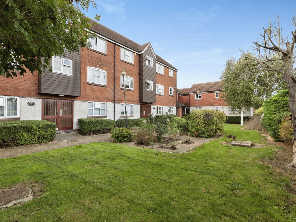 1 bed flat for sale in Dunnock Road, Beckton, London E6, £220,000