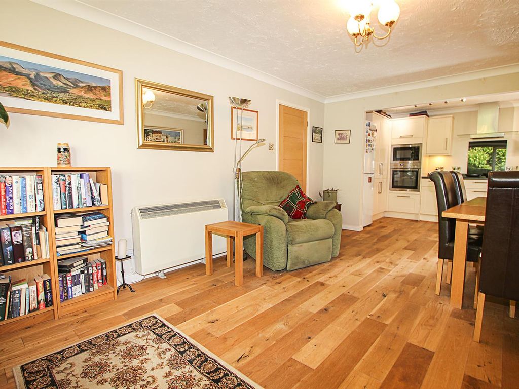 2 bed flat for sale in Cheveley Road, Newmarket CB8, £225,000