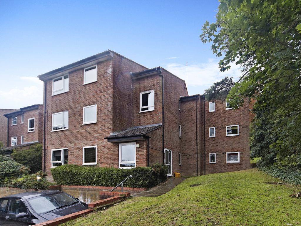 1 bed flat for sale in Montana Close, South Croydon CR2, £190,000