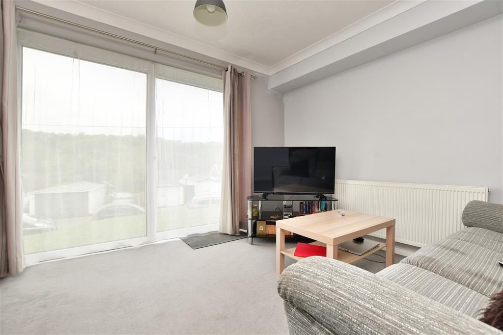 1 bed flat for sale in Edgeworth Close, Whyteleafe, Surrey CR3, £210,000