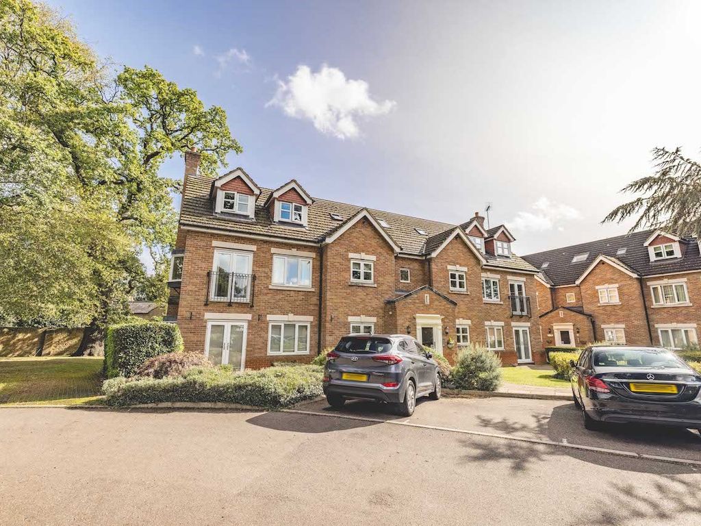 2 bed flat for sale in The Old Orchard, Iver SL0, £325,000
