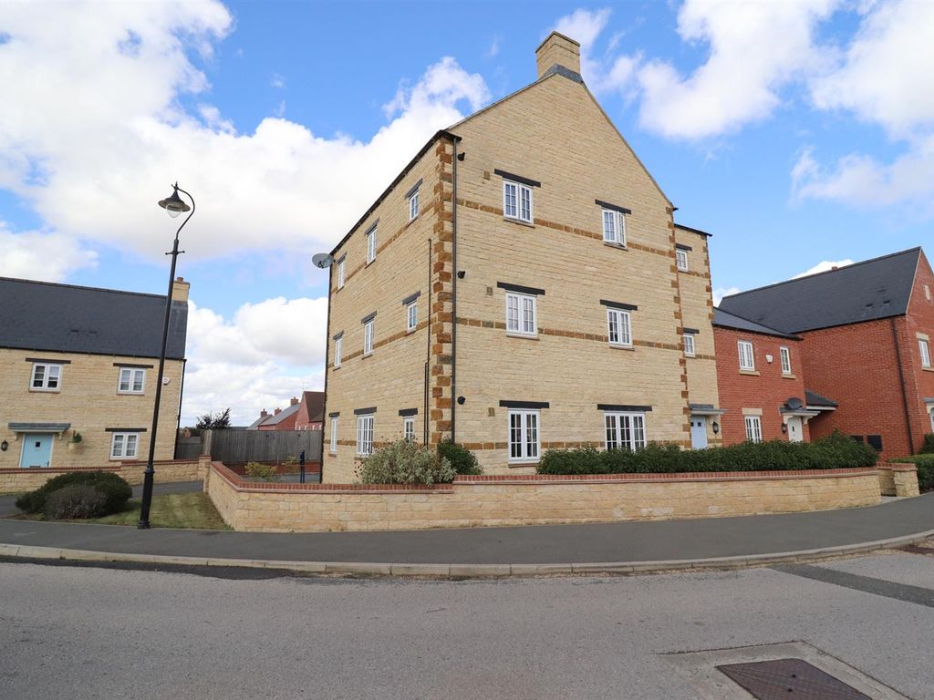2 bed flat for sale in Poppyfield Road, Wootton, Northampton NN4, £190,000