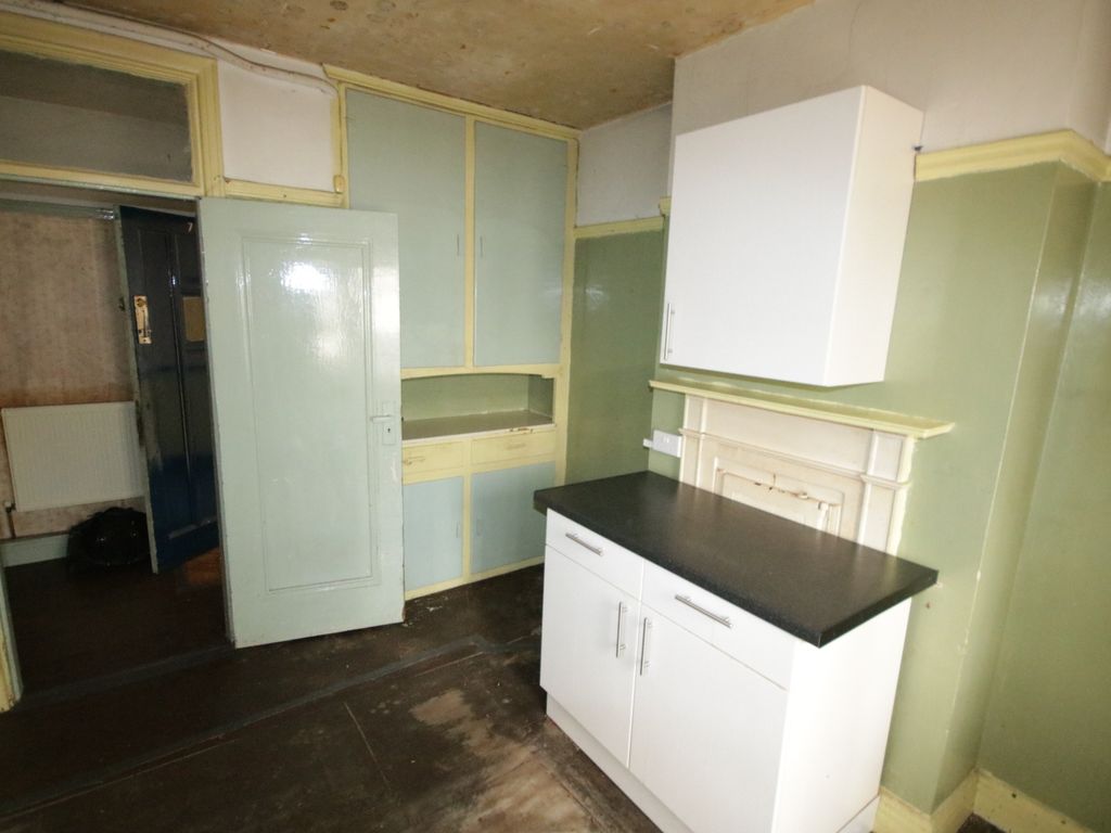 2 bed flat for sale in Crosby Road, Forest Gate, London E7, £250,000