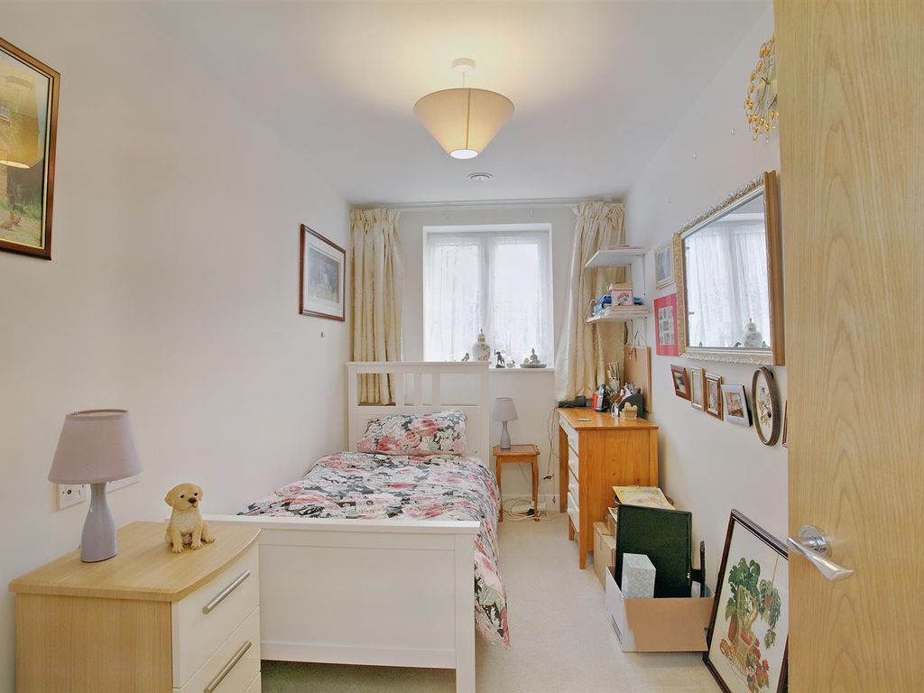 1 bed flat for sale in Kingfisher Court, South Street, Taunton TA1, £270,000