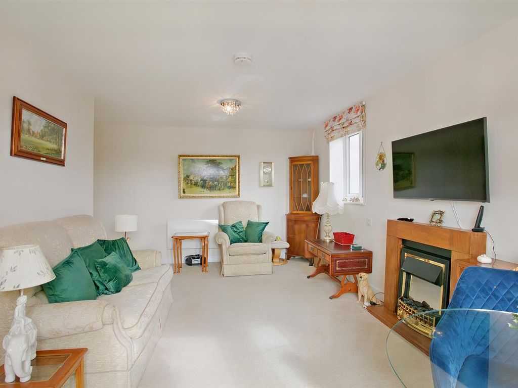 1 bed flat for sale in Kingfisher Court, South Street, Taunton TA1, £270,000