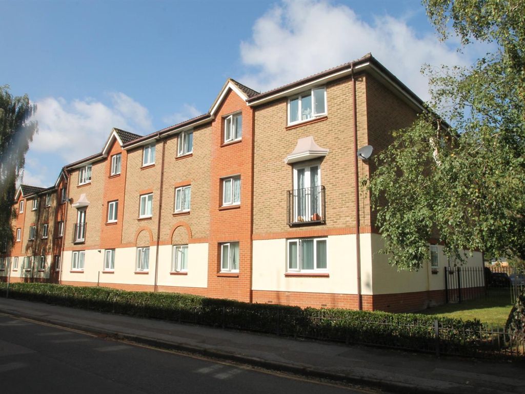 2 bed flat for sale in Bodiam Court, Maidstone ME16, £190,000