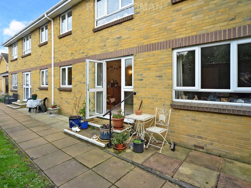 1 bed flat for sale in Clayton Road, Chessington KT9, £210,000