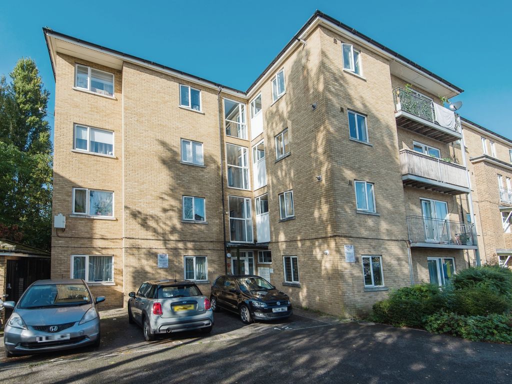 2 bed flat for sale in Corfe Close, Whitton, Hounslow TW4, £279,950