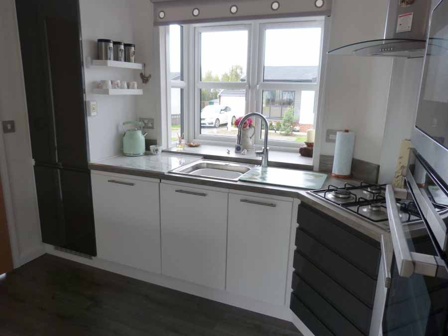 2 bed mobile/park home for sale in Kew Pennmena, Higher Fraddon TR9, £219,995