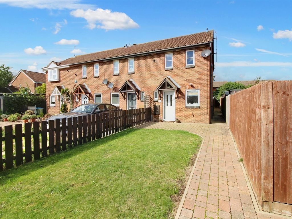2 bed end terrace house for sale in Field Way, Aylesbury HP20, £290,000