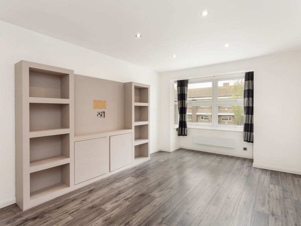 2 bed flat for sale in Blind Lane, Bourne End SL8, £285,000