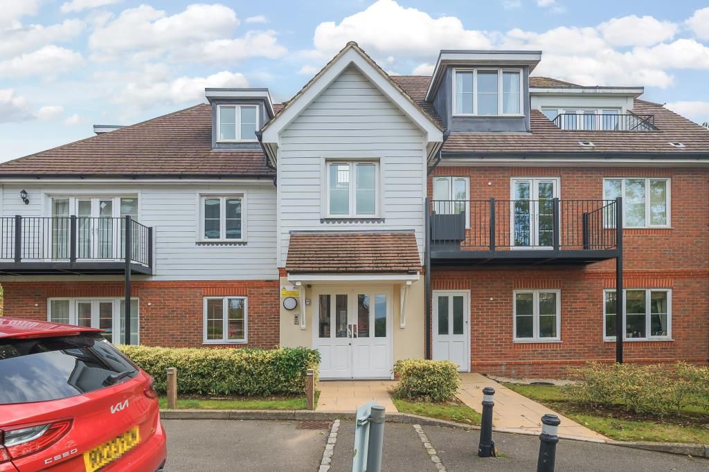 2 bed flat for sale in High Wycombe, Buckinghamshire HP13, £250,000