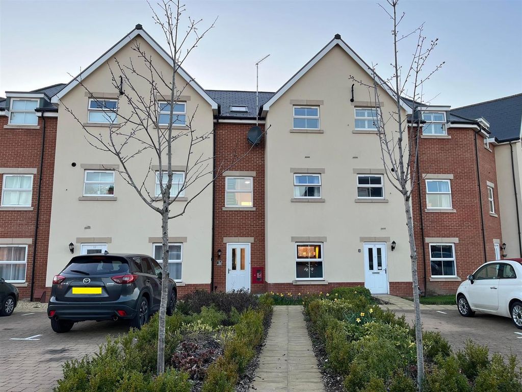 1 bed flat for sale in Heddle Road, Andover SP11, £97,500