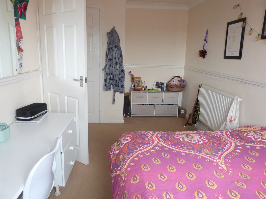 2 bed maisonette for sale in Brackley Close, Cambridge CB4, £250,000