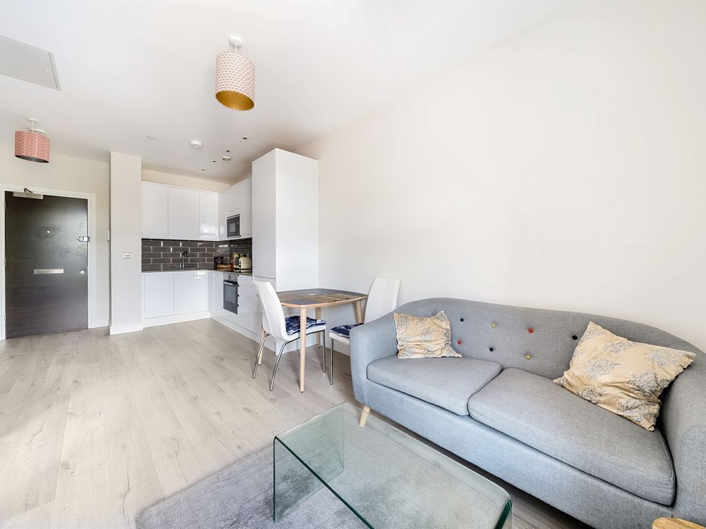 1 bed flat for sale in Clivemont Road, Maidenhead SL6, £200,000