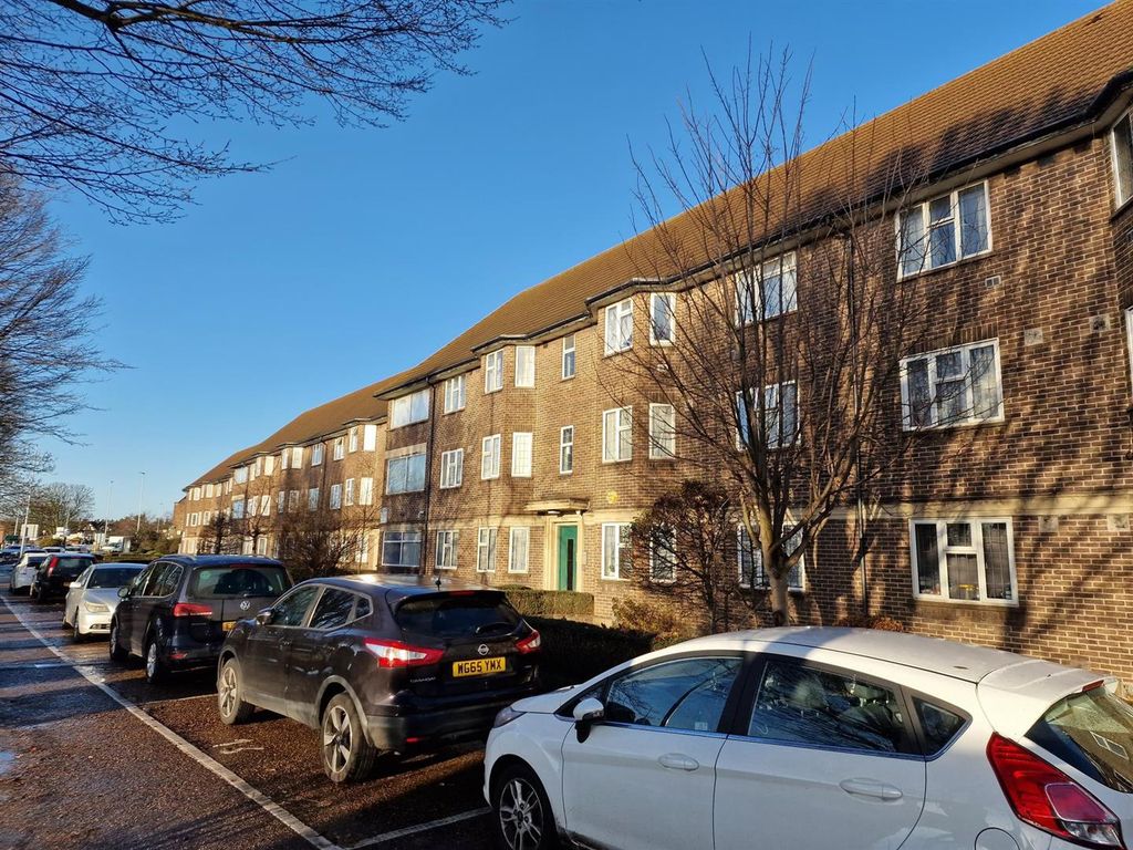 2 bed flat for sale in Parklands Court, Great West Road, Hounslow TW5, £249,950