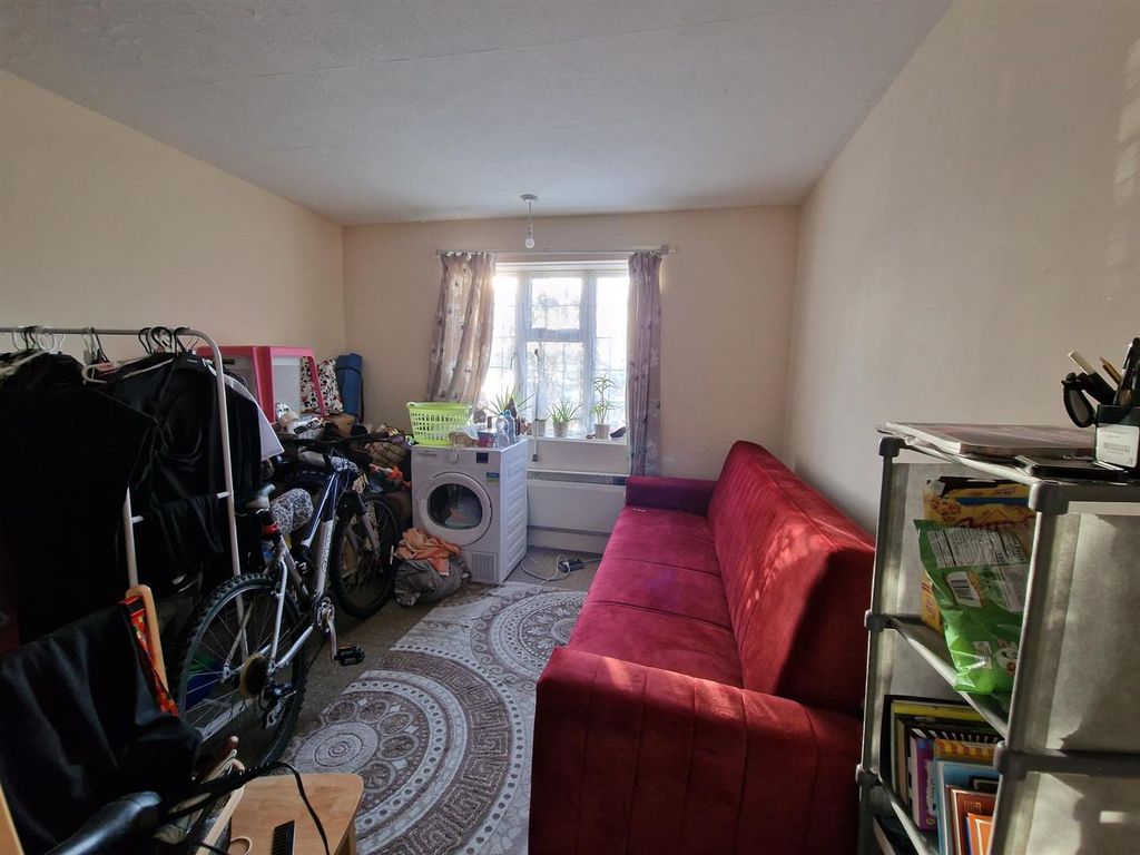 2 bed flat for sale in Parklands Court, Great West Road, Hounslow TW5, £249,950