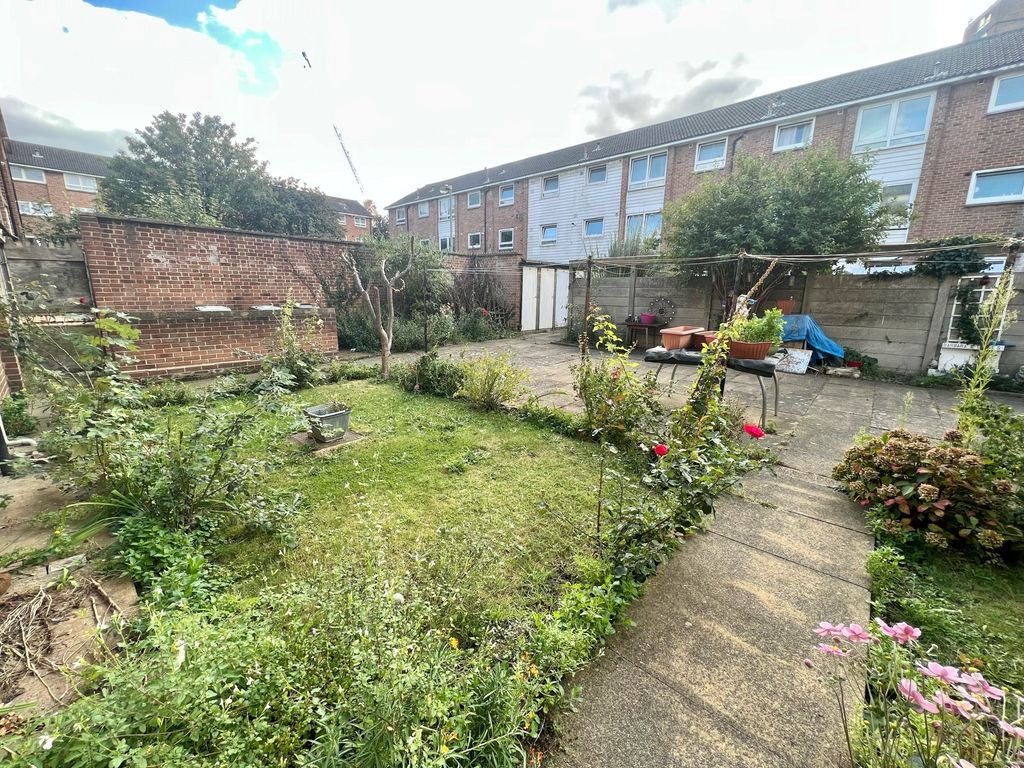 1 bed flat for sale in Parr Road, London E6, £250,000