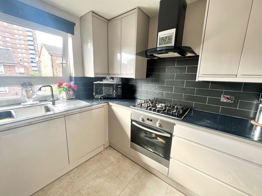 1 bed flat for sale in Parr Road, London E6, £250,000