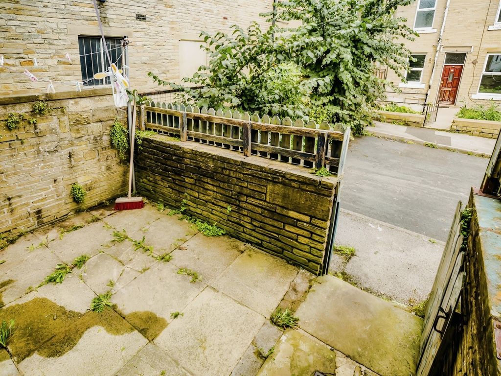 3 bed terraced house for sale in Hornby Terrace, Halifax HX1, £100,000