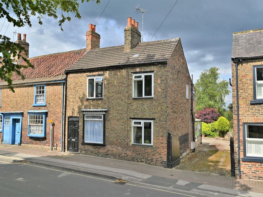 3 bed end terrace house for sale in Allhallowgate, Ripon HG4, £270,000