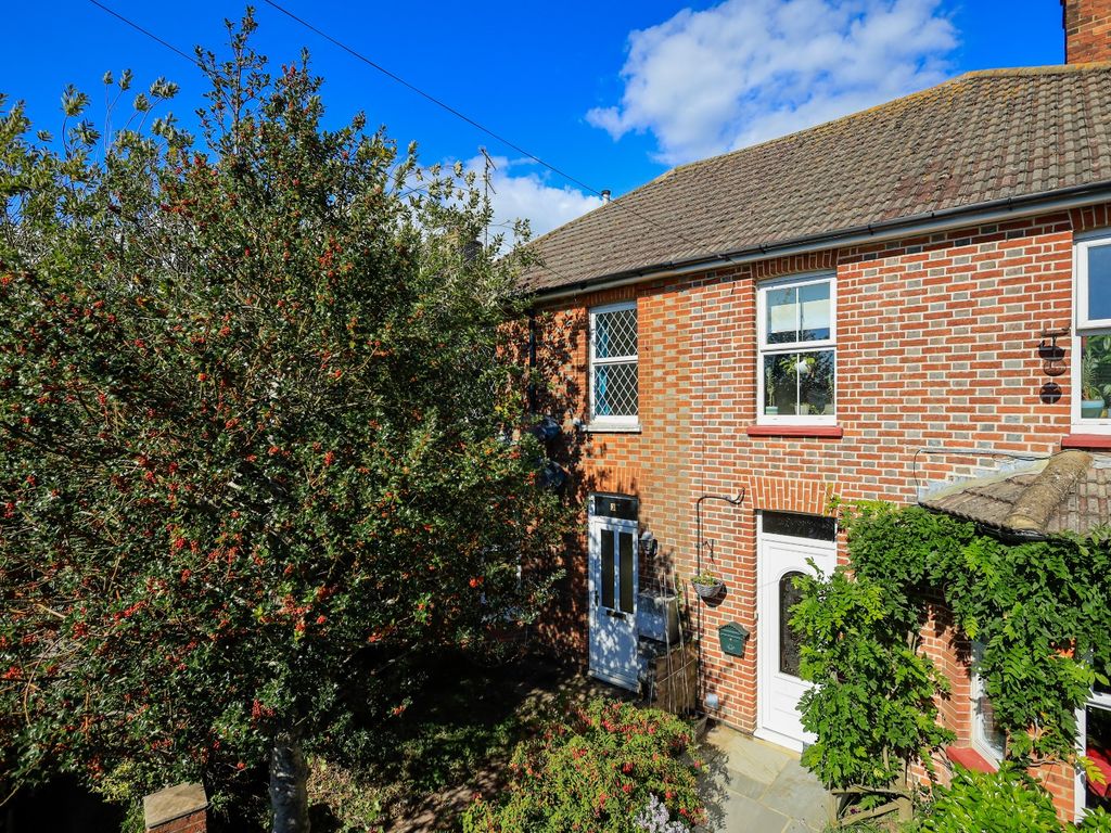 2 bed flat for sale in Garfield Road, Hailsham BN27, £185,000