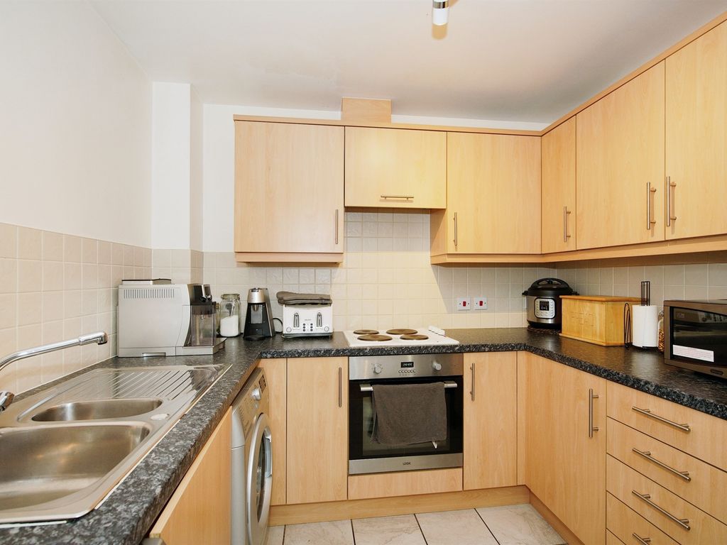 2 bed flat for sale in Linnet Road, Calne SN11, £80,000