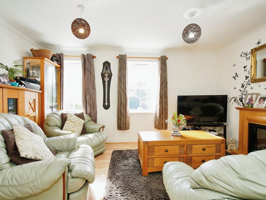 2 bed flat for sale in Linnet Road, Calne SN11, £80,000