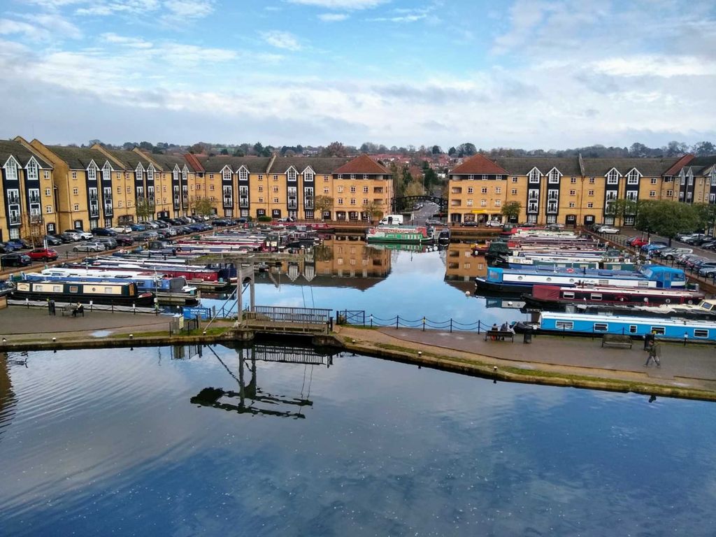 1 bed flat for sale in Wow - Stephensons Wharf, Apsley Lock HP3, £235,000