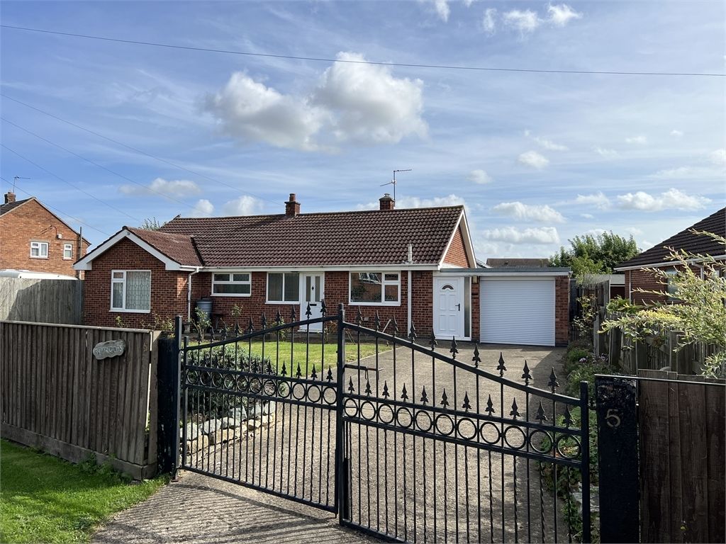 2 bed bungalow for sale in Costa Row, Long Bennington NG23, £320,000