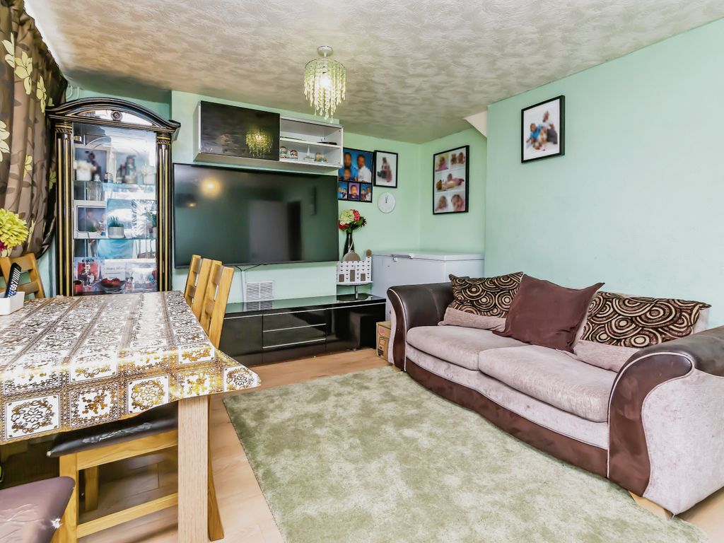 2 bed maisonette for sale in King Henrys Drive, New Addington, Croydon CR0, £250,000