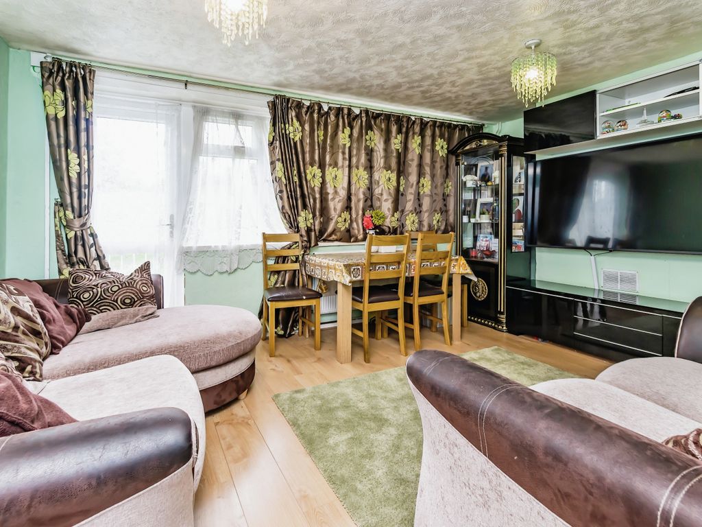2 bed maisonette for sale in King Henrys Drive, New Addington, Croydon CR0, £250,000