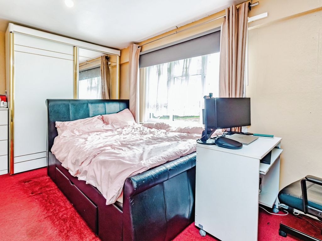 2 bed maisonette for sale in King Henrys Drive, New Addington, Croydon CR0, £250,000
