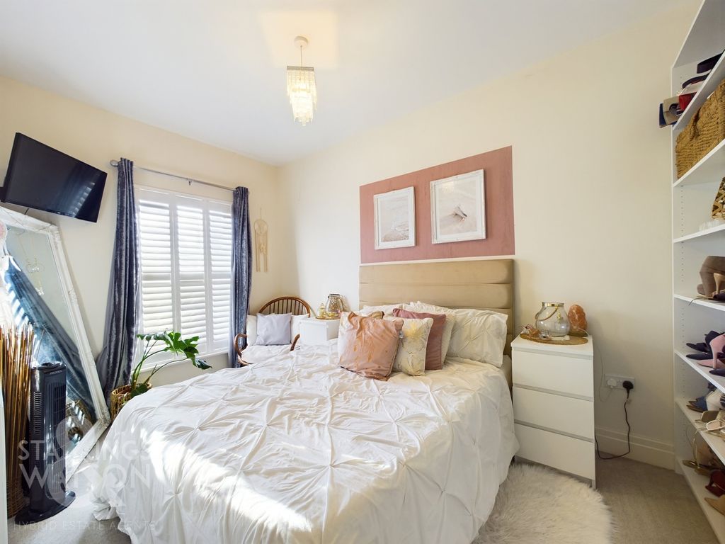 3 bed semi-detached house for sale in Oak Avenue, Loddon, Norwich NR14, £300,000