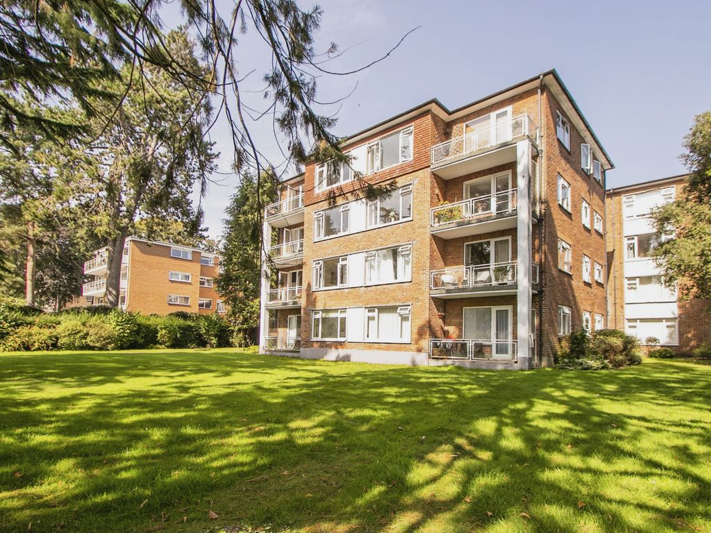 3 bed flat for sale in West Cliff Road, Westcliff, Bournemouth, Dorset BH4, £280,000