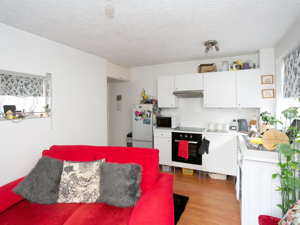 1 bed flat for sale in Dean Court, North Orbital Road, Watford, Hertfordshire WD25, £185,000