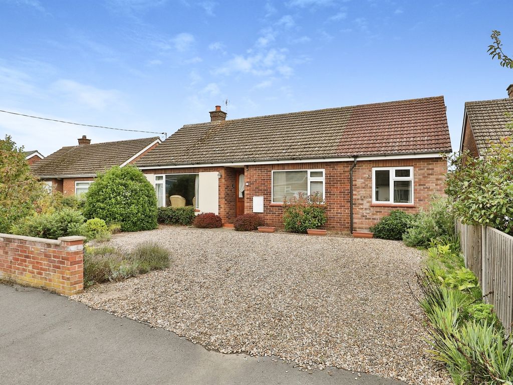 3 bed detached bungalow for sale in Smithtyne Avenue, Dereham NR19, £325,000