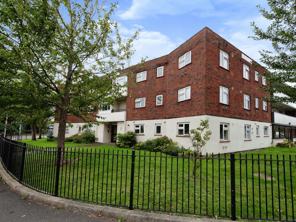 1 bed flat for sale in London Road, Portsmouth, Hampshire PO2, £140,000