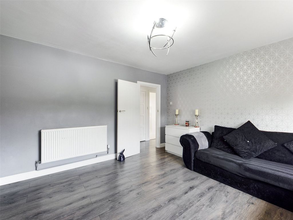 2 bed flat for sale in Boxmoor Road, Romford RM5, £240,000