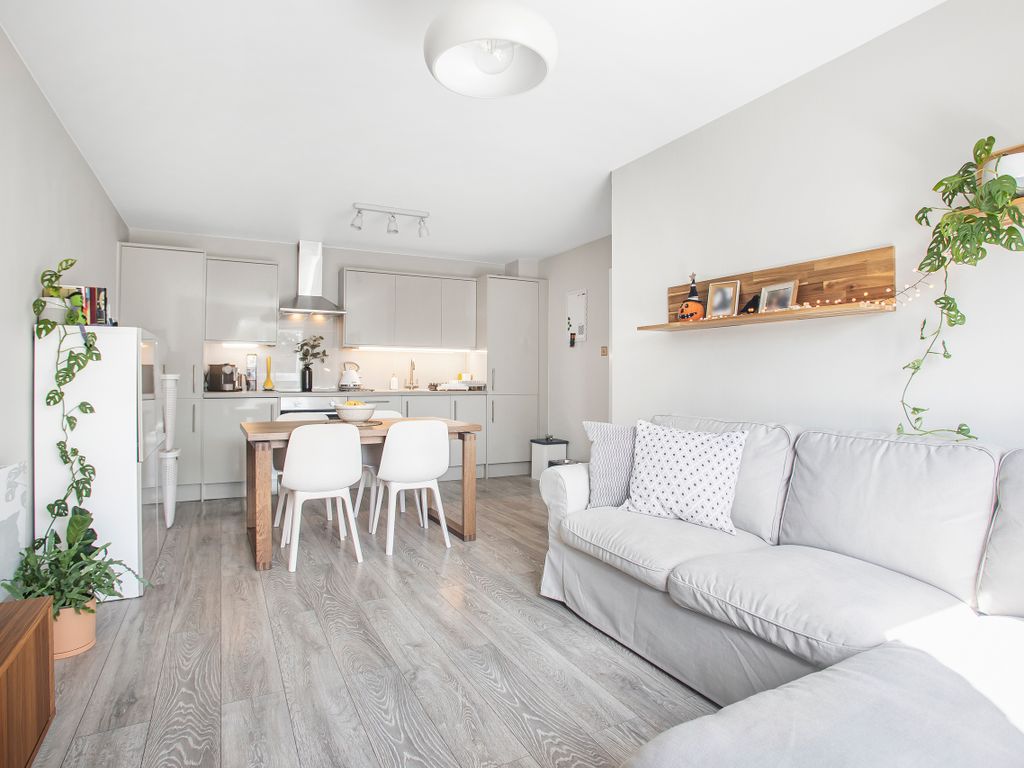 2 bed flat for sale in The Retreat, Thornton Heath CR7, £250,000